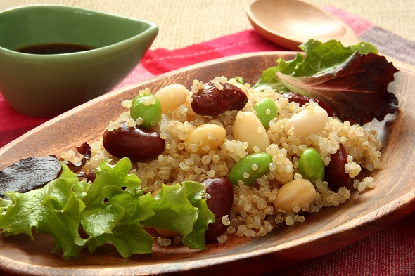 Salata cu quinoa si edamame