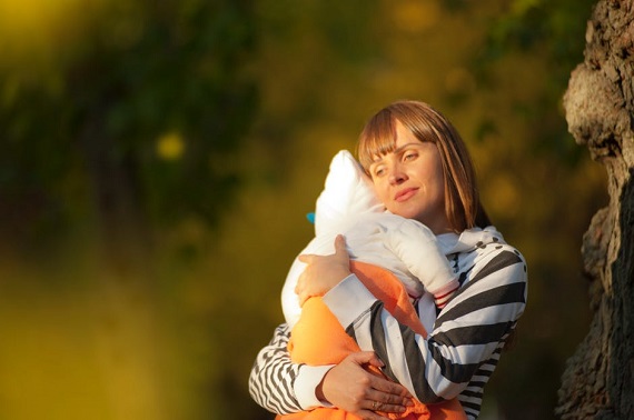 Mama pe-afara, ce isi tine bebelusul la piept