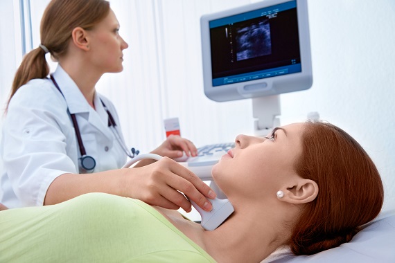 Femeie la o ecografie tiroidiana