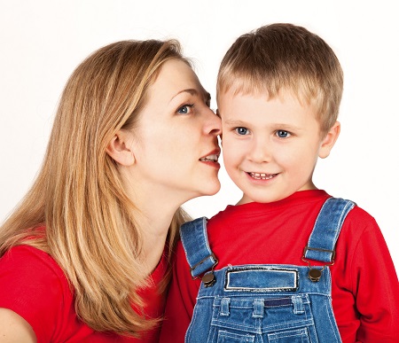 Mama ii sopteste ceva la ureche fiului ei