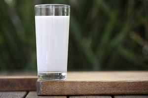 Laptele, combinat cu ulei de ricin, pot crea un anticearcan natural