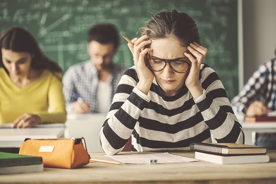 Tineri aflati in  timpul unui examen