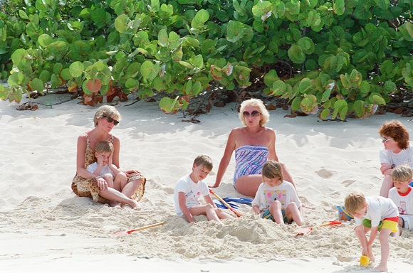 Printesa Diana si copiii ei pe plaja