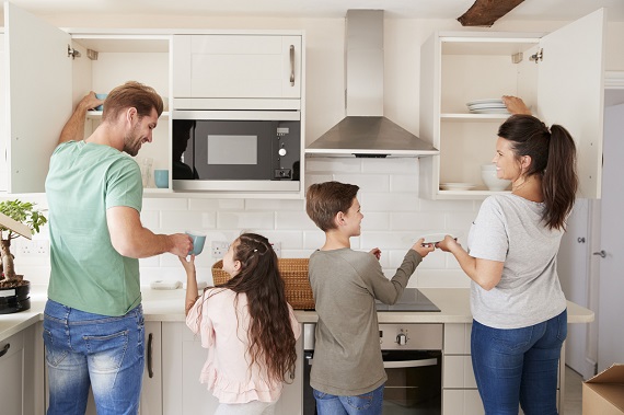 Mama, tata si copii fac ordine in bucatarie