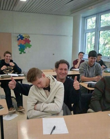 Profesor ce s-a fotografiat cu un elev ce dormea in timpul orei