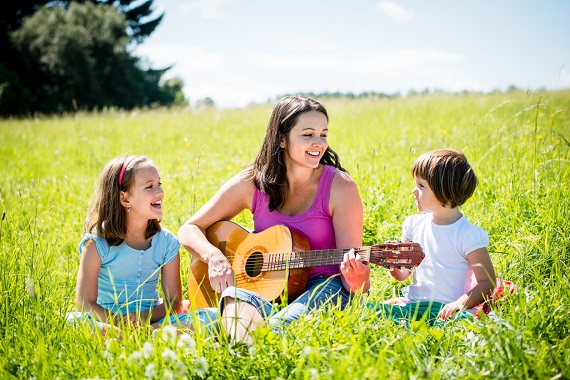 Mama ce canta la chitara alaturi de fiicele ei