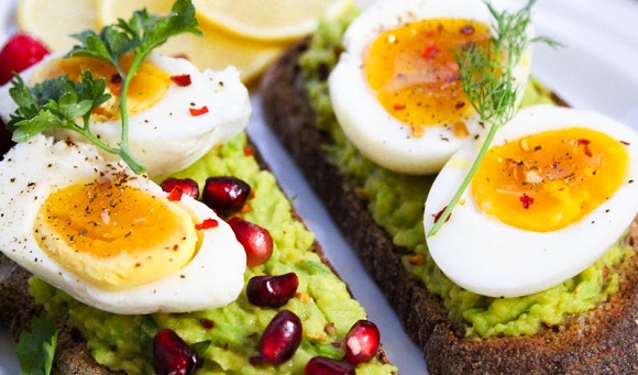 Oua pe sandvisuri cu pasta de avocado