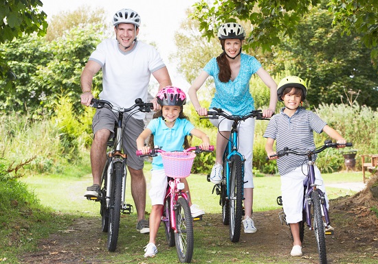 Familie ce se pregateste sa se plimbe cu bicicletele