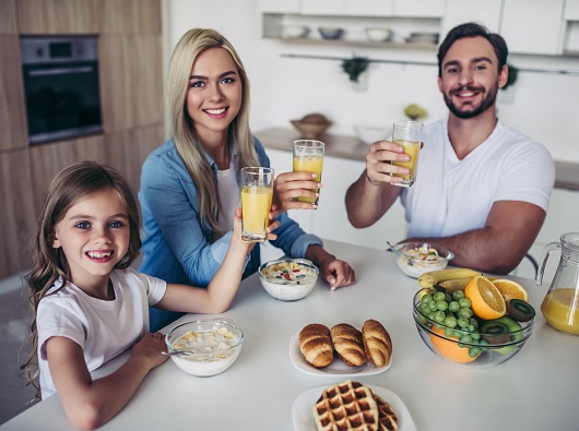 Familie vesela, ce ia micul dejun