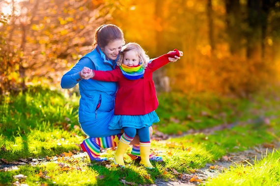 Mama cu fetita ei pe-afara, intr-o zi frumoasa de toamna