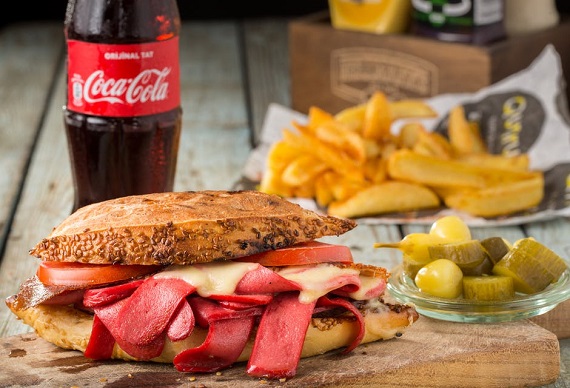 Mancare tip fast food, alaturi de Coca- Cola