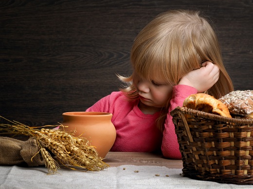 Fetita inconjurata de produse cu gluten