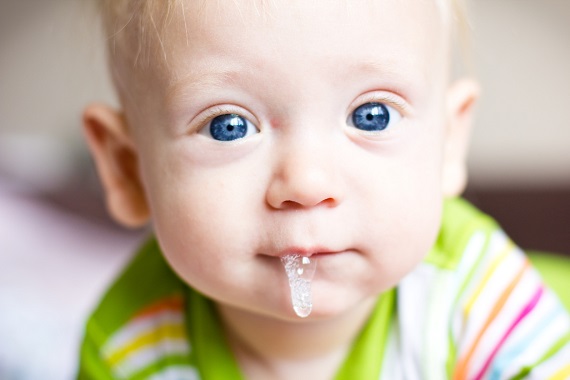 Bebelus cu exces de saliva