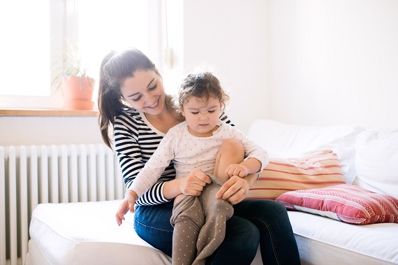 Mama ce isi imbraca fetita cu pantalonasi