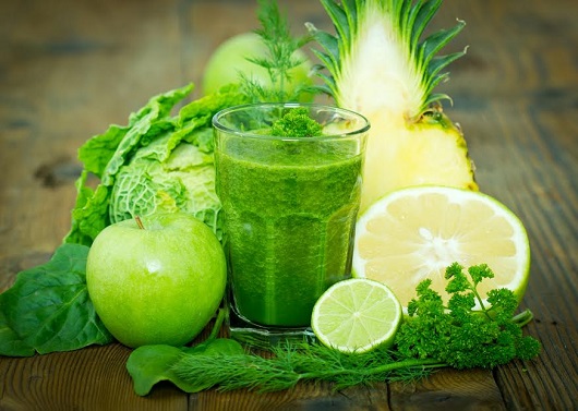 Smoothie verde, alaturi de tot felul de ingrediente