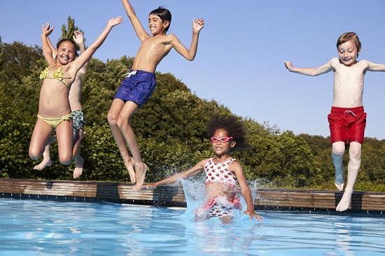 Copii ce sar in piscina