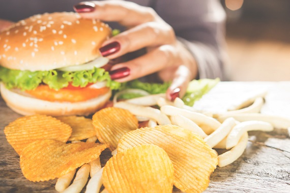 Femeie ce doreste sa manance un hamburger