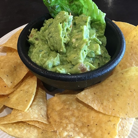 Pasta de avocado cu nachos