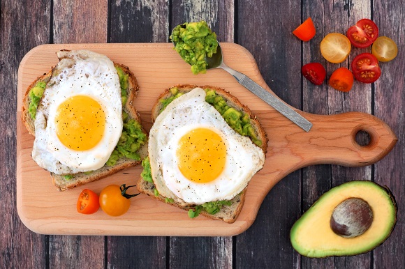 Sandvisuri cu pasta de avocado si cu oua ochi