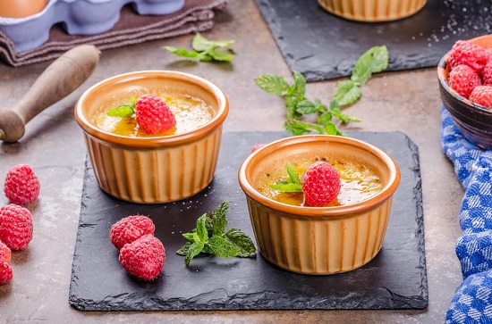 Crema de zahar ars, decorata cu zmeura