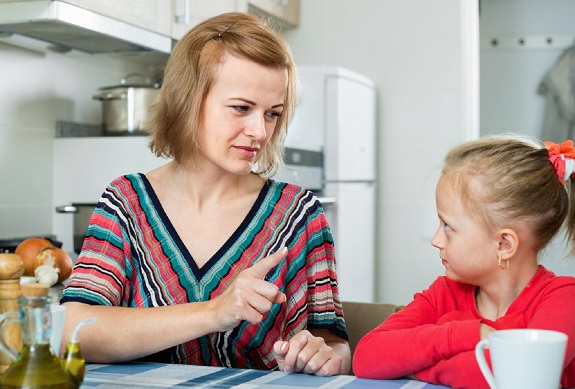 Mama care ii face observatii fiicei ei