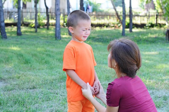 Mama incearca si-si calmeze baietelul