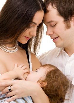 Rolul tatalui in procesul de alaptare: o poate incuraja constant pe mama