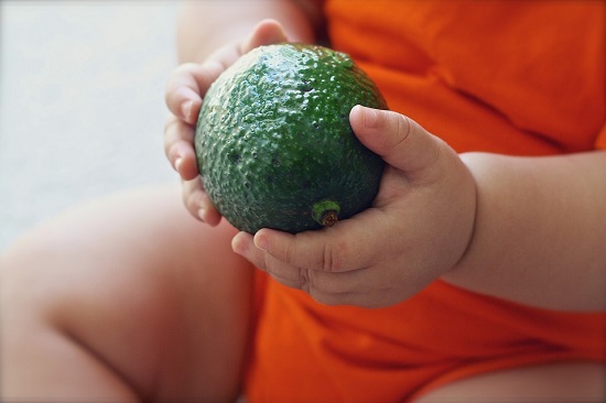 Manute de bebelus cu un avocado