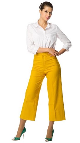 Femeie in bluza alba si pantaloni largi, galbeni