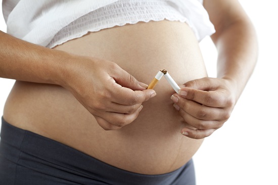 Renuntarea la fumat poate reduce riscul aparitiei trombofiliei in sarcina