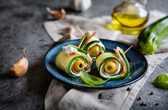 Rulouri aperitiv, cu dovlecel si sunca