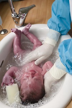 Bebelus la prima sa baie