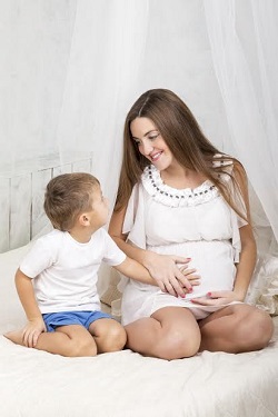 Copil ce atinge abdomenul mamei insarcinate