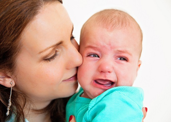 Mama ce incearca sa isi calmeze bebelusul