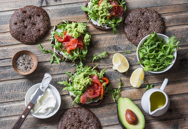 Chifle de secara cu avocado, somon si rucola