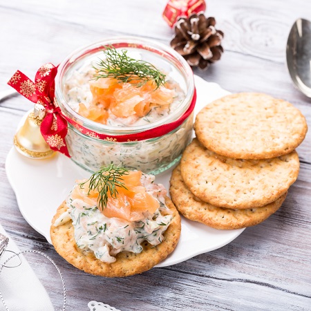 Salata cu somon si biscuiti cu salata de somon