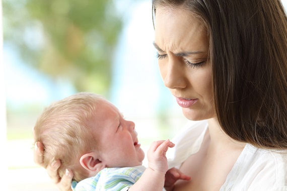 Mama foarte suparata ca bebelusul ei plange