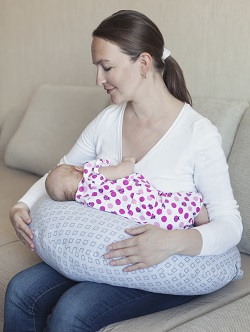 O pozitie confortabila de alaptat poate stimula lactatia dupa cezariana