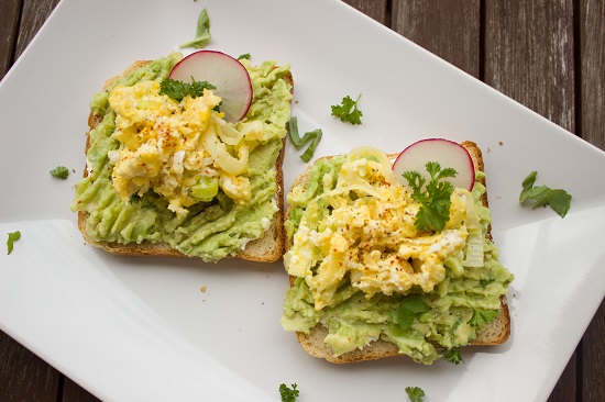 Sandvisuri cu pasta de avocado