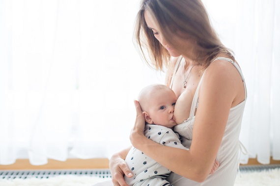 Mama ce isi apeleaza bebelusul, care sta in sezut