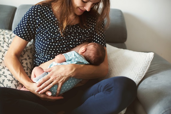 Mama ce isi alapteaza bebelusul