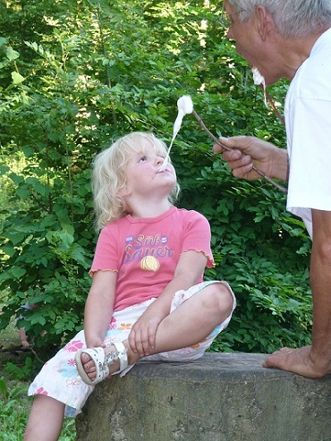 Truc pentru parinti: ofera-i copilului marshmallow pentru ameliorarea durerilor in gat