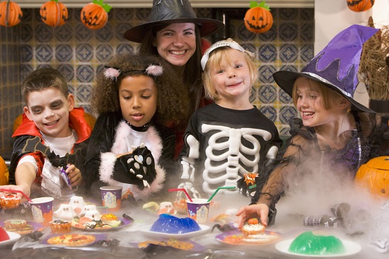 Femeie si copii la o petrecere de Halloween