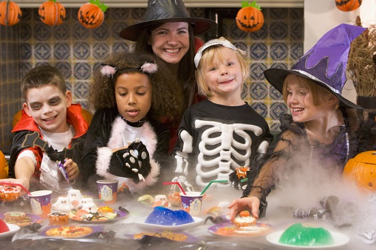 Femeie si copii la o petrecere de Halloween