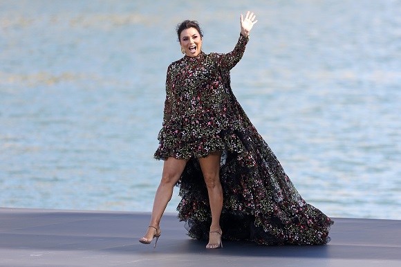 Eva Longoria la o prezentare de moda din Paris