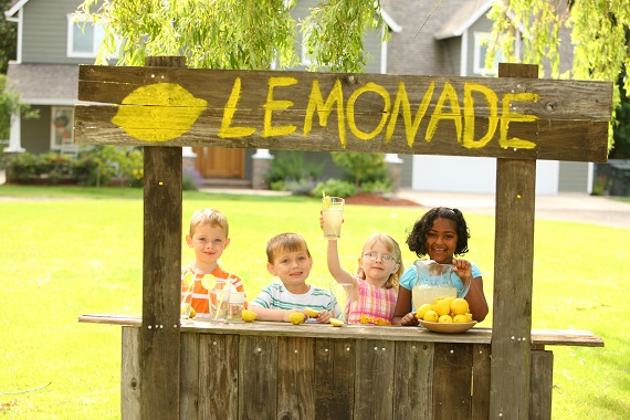 Copii ce au un stand de limonada