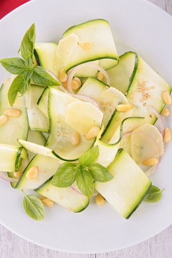 Salata din  zucchini cruzi