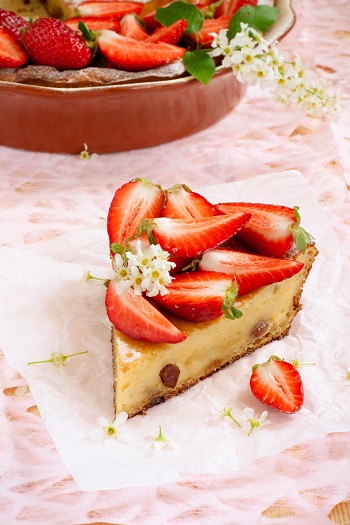 Cheesecake cu stafide si cu capsune pentru decor