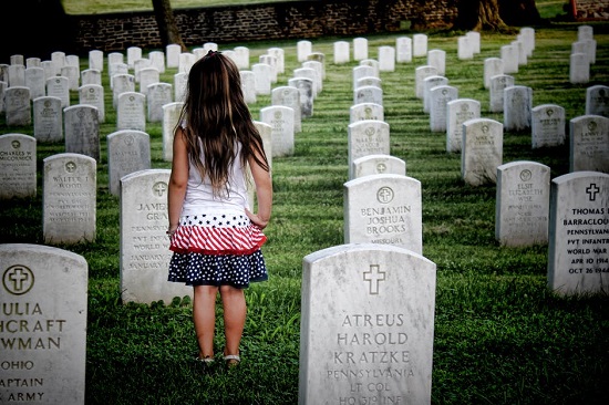 Fetita intr-un cimitir