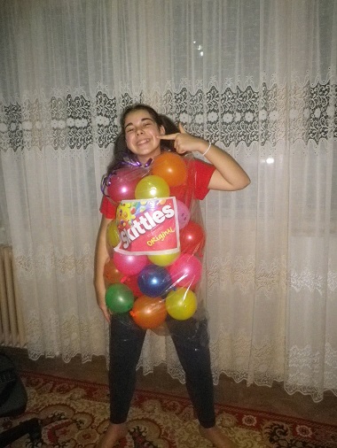 Fetita in costum cu balonase colorate